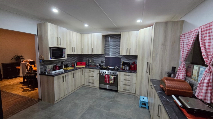 5 Bedroom Property for Sale in Fichardt Park Free State